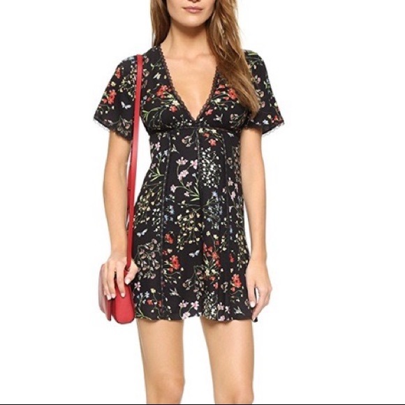 Alice + Olivia Dresses & Skirts - Alice + Olivia Amara Short Sleeve Plunging V-Neck Floral Mini Dress Black Size 0